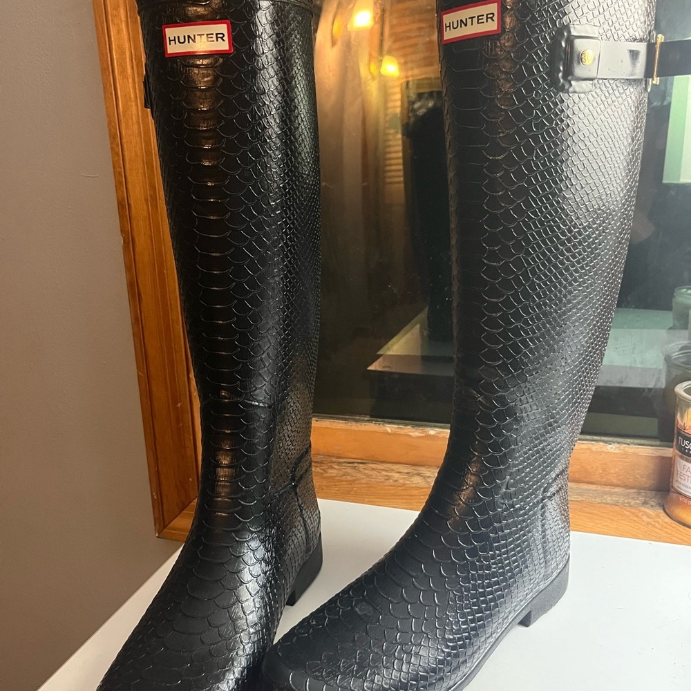 Hunter limited edition rare carnaby boa snake embossed textured tall boots